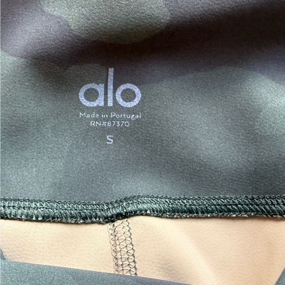 Alo Yoga High-Waist Camo Vapor Legging in Hunter Camouflage Size S - Picture 9 of 16